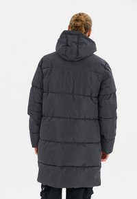 Manteau rembourré long en gris foncé, avec une capuche et des coutures horizontales, d'une texture lisse et d'un design minimaliste.