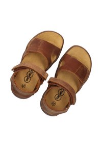 Braune Leder-Sandalen mit zwei verstellbaren Klettverschlüssen, gepolstertem Fußbett und offener Zehenpartie. Das Markenzeichen ist auf der Innensohle gedruckt.