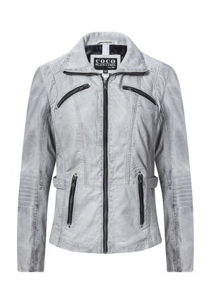 Lichtgrijze leren jas met ritssluiting, opstaande kraag, vier zwarte ritszakken en gestikte details op mouwen en voorpanelen.