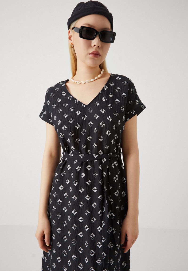 JDY Kleid für den Alltag New Ivy 15298074 Braun Regular Fit