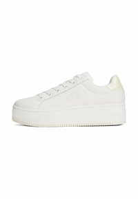 Baskets en cuir blanc avec un bout arrondi, un design à lacets plat et un accent texturé au talon. Semelle épaisse avec des rainures horizontales. Lignes épurées.
