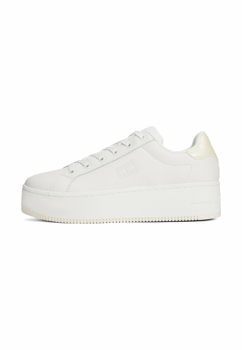 Baskets en cuir blanc avec un bout arrondi, un design à lacets plat et un accent texturé au talon. Semelle épaisse avec des rainures horizontales. Lignes épurées.
