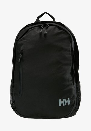 Mochila negra con cremalleras dobles, bolsillos laterales de malla y un logo gris en la parte inferior derecha. Construida con tela duradera.