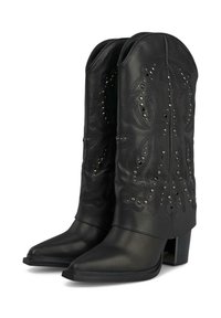 Stivali da cowboy in pelle nera con punte appuntite, cuciture decorative e borchie metallici. Le suole a blocco offrono maggior altezza e stabilità.