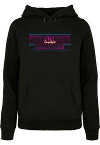 Felpa nera con cappuccio realizzata in un tessuto morbido, caratterizzata da un logo colorato di "Stranger Things" sul petto, con tasca frontale e cappuccio regolabile.