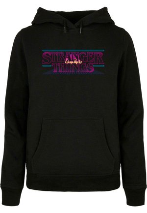 Melnā kapuce, kas izgatavota no mīksta auduma, ar krāsainu "Stranger Things" logotipu uz krūtīm, ar priekšējo kabatu un auklu kapuces regulēšanai.