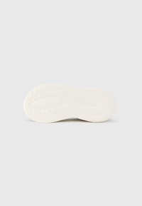 Talpă exterioară albă a adidașilor, cu model texturat antiderapant și design cu vârf rotunjit, având o zonă mijlocie netedă, ușor ridicată.