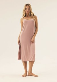 Różowa midi sukienka z cienkimi ramiączkami, z głębokim dekoltem w kształcie V i rozcięciem po bokach. Wykonana z mi ękkiego, lekkiego materiału o gładkiej teksturze.