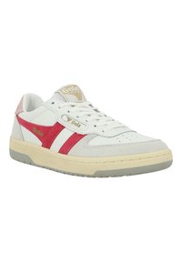 Sneaker bianca con strisce in suede rosse, suola in gomma grigia e logo dorato sulla linguetta; presenta un design con lacci e punta perforata per la ventilazione.