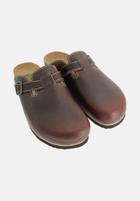 Zoccoli in pelle marrone con finitura texturizzata, cinturino regolabile con fibbia e soletta chiara. Forma curva con suola in gomma spessa.