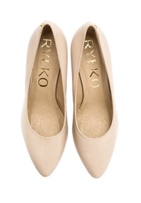 Beżowe skórzane czółenka w szpic o gładkiej fakturze. Wnętrze zdobi złote logo "RYLKO". Klasyczny design wsuwany z kobiecą sylwetką.