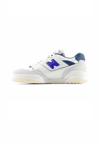 Weiße Sneakers mit blauen Akzenten, aus Leder und Wildleder, mit perforierten Details und einer strukturierten Gummisohle.