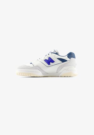 Weiße Sneakers mit blauen Akzenten, aus Leder und Wildleder, mit perforierten Details und einer strukturierten Gummisohle.