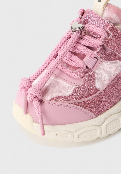 Rosa synthetischer Sneaker mit Glitzerakzenten, strukturiertem Obermaterial und flachen Schnürsenkeln. Dicke weiße Sohle mit ausgeprägtem Profilmuster.