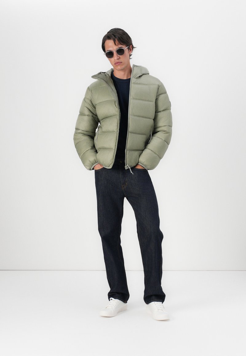 Tommy Jeans HOODED LOGO PUFFER - Zimní bunda - utility sage