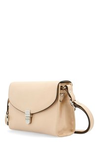 Beige Leder Umhängetasche mit einem Klappenverschluss, silbernem Beschlag und einem abnehmbaren Tragegurt. Glatte Textur mit abgerundeten Kanten und minimalistischem Design.