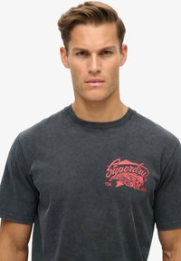 Superdry & Co - T-shirt z nadrukiem