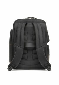 Czarny plecak z wyściełanymi szelkami, teksturowanym wykończeniem, zarysowanym kształtem i podwójnym zamkiem błyskawicznym. Charakteryzuje się eleganckim, minimalistycznym stylem.