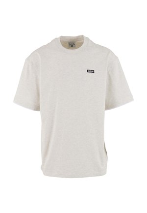 Hele beež lühikeste varrukatega ümara kaelusega T-särk, millel vasakul rinnal on väike must ristkülikukujuline "KANI" logo.