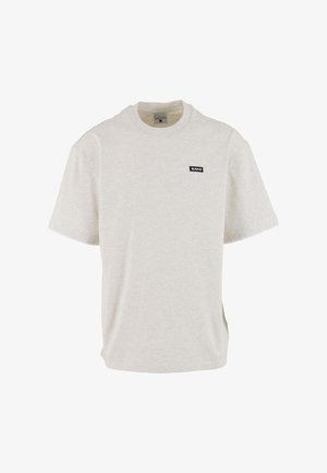 Hele beež lühikeste varrukatega ümara kaelusega T-särk, millel vasakul rinnal on väike must ristkülikukujuline "KANI" logo.