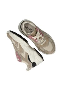 Beige sneakers met gaas- en suède accenten, featuring roze en zwarte details, een gestructureerde zool en een vetersluiting. Model: LOFF 1881.