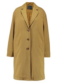 Abrigo de botones en tono marrón hecho de un tejido texturizado. Presenta un cuello con muesca, bolsillos laterales y un ajuste relajado con un dobladillo recto.