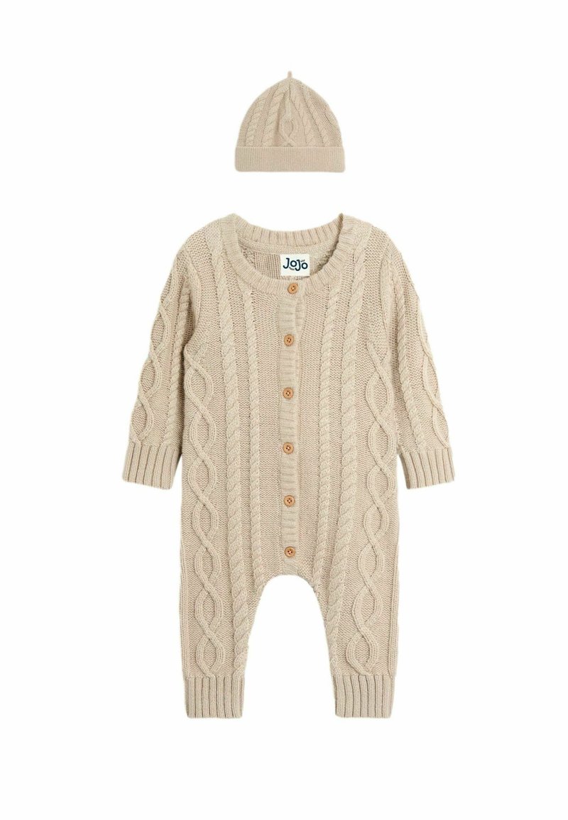 Beige pletené overal pro miminka se vzorem na kabely, dlouhými rukávy, dřevěnými knoflíky vpředu a odpovídající pletenou čepičkou se strukturou.