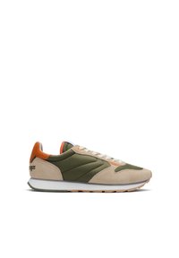 Sneakers con una parte superiore in suede color sabbia e tessuto verde oliva, con un accento arancione sul tallone, una soletta bianca e una suola marrone chiaro.