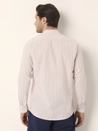 Camisa de manga larga color rosa claro con rayas verticales azules, puños abotonados y cuello clásico. Tejido ligero con una textura suave.