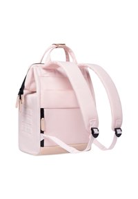 Lichtroze rugzak van textuurstof, met dubbele handgrepen, verstelbare schouderbanden, ritscompartimenten en een subtiele accent bij de onderkant.