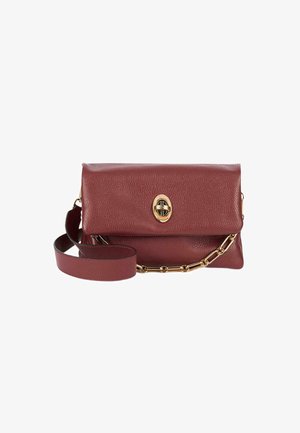 Burgunderfarbene Leder-Clutch mit einer Klappe, goldfarbener Hardware und abnehmbarem Riemen. Texturierte Oberfläche und Schlaufen-Detail am Verschluss.