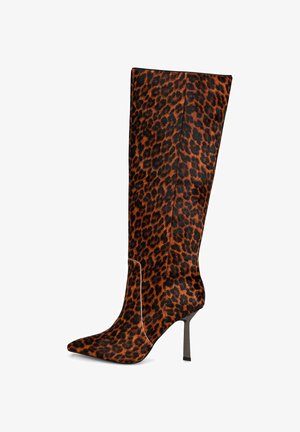 Bota de rodilla de imitación de leopardo en naranja y negro, con punta afilada y tacón de aguja delgado, con un detalle decorativo en costura blanca.