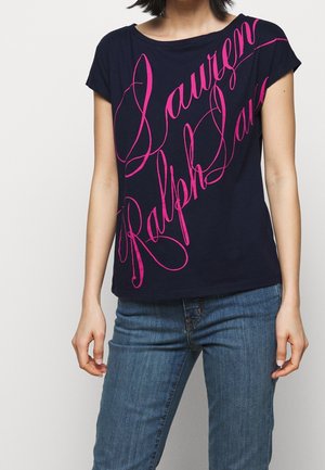 T-shirt en coton marine à manches courtes avec un grand texte en rose « Lauren Ralph Lauren » en diagonale sur le devant.