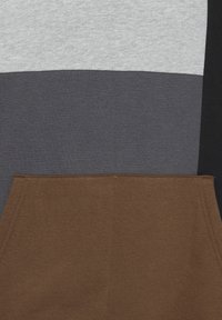 Hoodie met een kleurblokontwerp in grijs, donkergrijs, zwart en bruin. Zacht, rekbaar materiaal met een reguliere pasvorm.