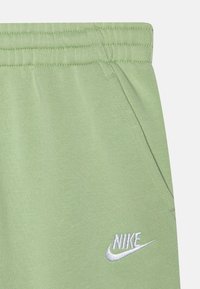 Nike Sportswear CLUB UNISEX - Träningsbyxor - honeydew/white