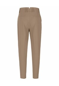 Pantaloni beige a vestibilità slim con una texture liscia, cintura piegata, due tasche posteriori e dettagli di cucitura discreti.