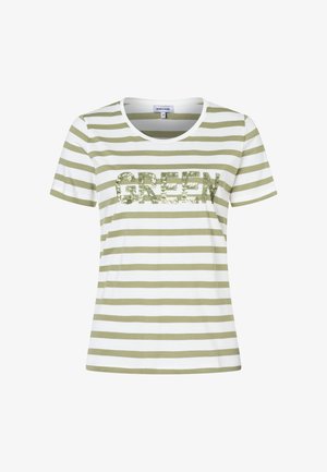 Witte T-shirt met korte mouwen, lichtgroene horizontale strepen en het woord "GREEN" in groene pailletten op de borst.
