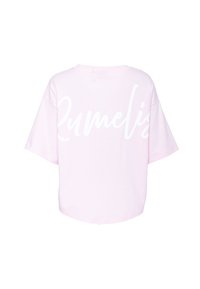 Ροζ ανοιχτό ροζ κοντομάνικο T-shirt με άνετη oversized γραμμή και μεγάλο λευκό κείμενο με καλλιγραφικά γράμματα, μερικώς ορατό στην πλάτη.