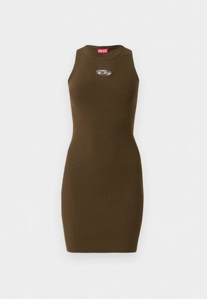 Robe en tricot à côtes sans manches de couleur marron avec un col rond, silhouette ajustée, détail ovale en métal sur la poitrine, et étiquette de la marque rouge à l'intérieur du col.
