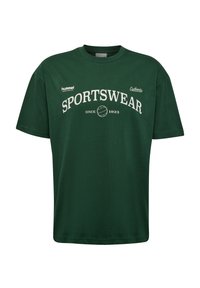 Zielona bawełniana koszulka z krótkim rękawem, z białym napisem "SPORTSWEAR" oraz grafiką piłki. Luźny design, regularny krój.