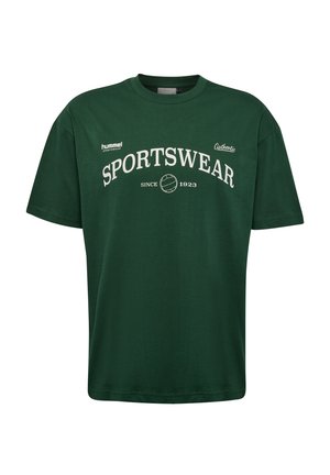 Grünes Baumwoll-T-Shirt mit kurzen Ärmeln, das weißen Text mit der Aufschrift "SPORTSWEAR" und eine Grafik eines Balls zeigt. Lässiges Design, normale Passform.