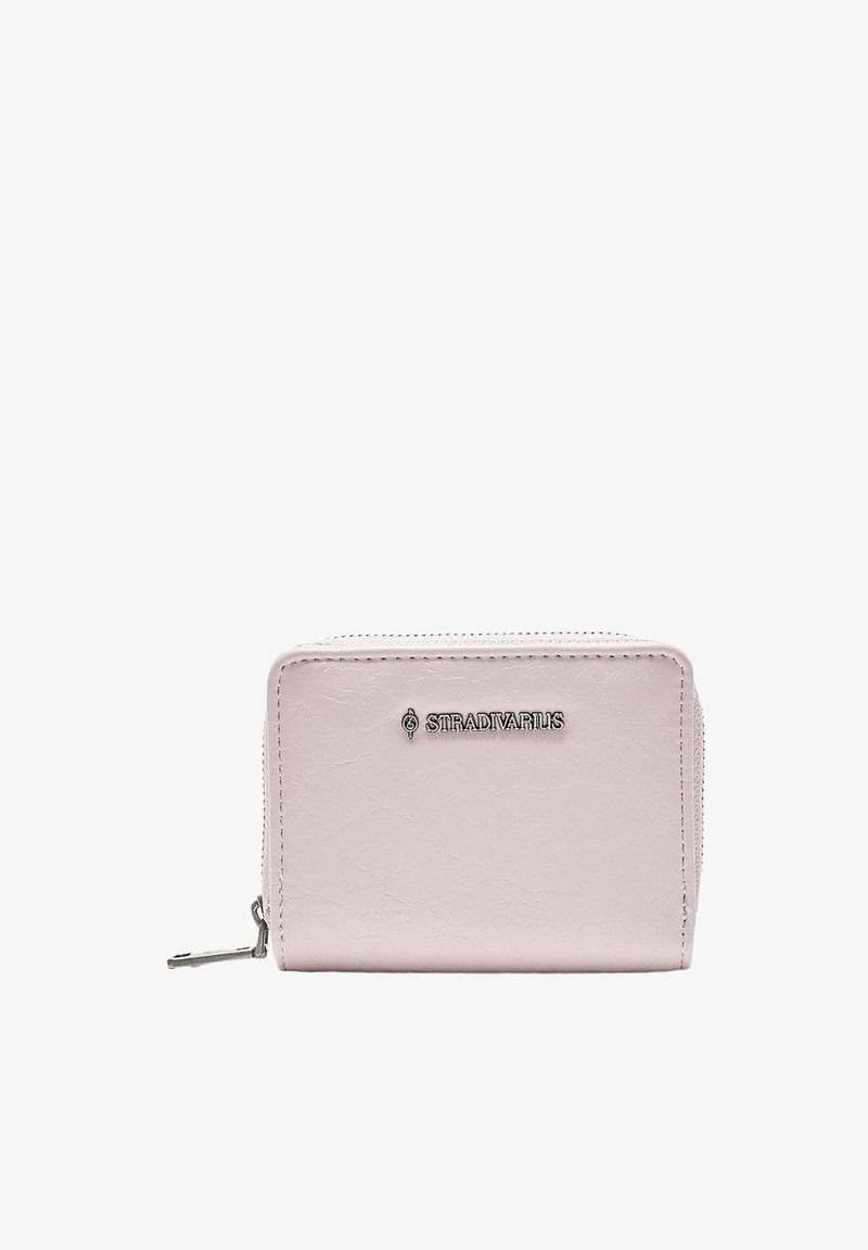 Portefeuille compact Stradivarius rose clair avec fermeture éclair et logo en métal à l'avant.