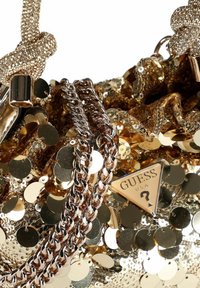 Borsa a tracolla con paillettes dorate, caratterizzata da un design arricciato, una tracolla intrecciata in metallo e una vistosa targhetta triangolare con il logo "GUESS U.S.A." in rilievo