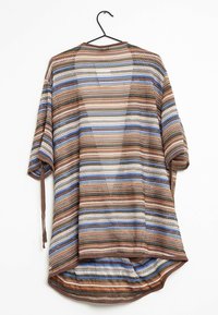 Kimono à rayures à ouverture avant en tons marron, bleu et crème. Confectionné dans un matériau texturé avec des manches courtes et des liens sur le côté.