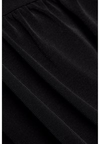Tissu noir avec des plis, présentant une texture lisse et un subtil éclat. Le matériau est doux et léger, avec une surface uniforme.