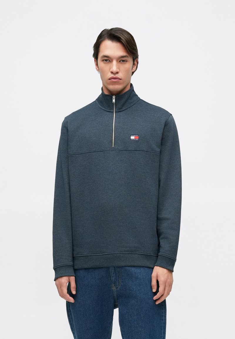 Sweatshirt de meia-cremona cinza escuro em mistura de algodão, apresentando uma costura horizontal, patch de logótipo em vermelho, branco e azul, e punhos canelados.