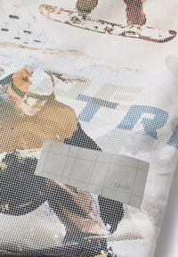 Tekstiili, joka sisältää sekoitetun graafisen suunnittelun, jossa on lumilautailumotiiveja eri väreissä ja teksturoitu pinta. Harmaa kangastarra, jossa on ruutukuvio.
