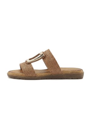 Braune, strukturierte Slip-On-Sandale mit zwei breiten Riemen und einem metallischen rechteckigen Schnallendetail am oberen Riemen, flache Sohle mit leichtem Profil.