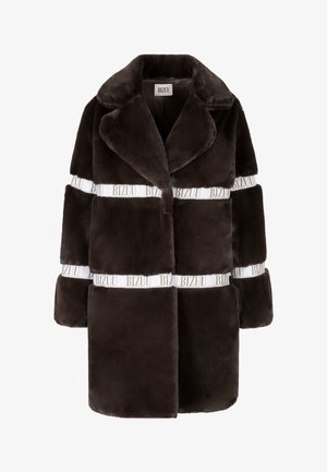 Brązowy płaszcz z sztucznego futra z szerokim kołnierzem, długimi rękawami i dwoma poziomymi białymi paskami oznaczonymi napisem "BIZUU". Miękka tekstura, długość do kolan.