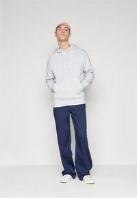 Nike Sportswear SPORTSWEAR CLUB FLEECE - Melegítőfelső - pure platinum/white